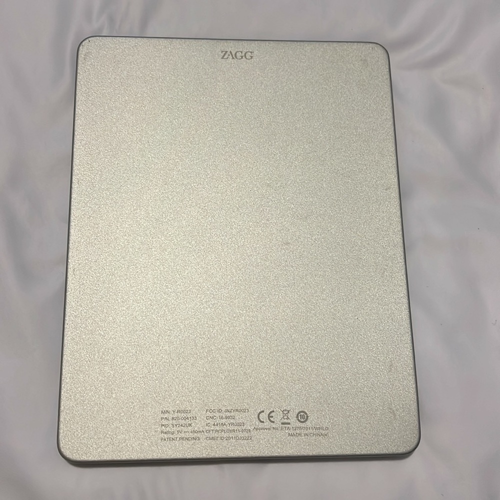 LOGITECH IPAD KEYBOARD - Picture 4 of 9